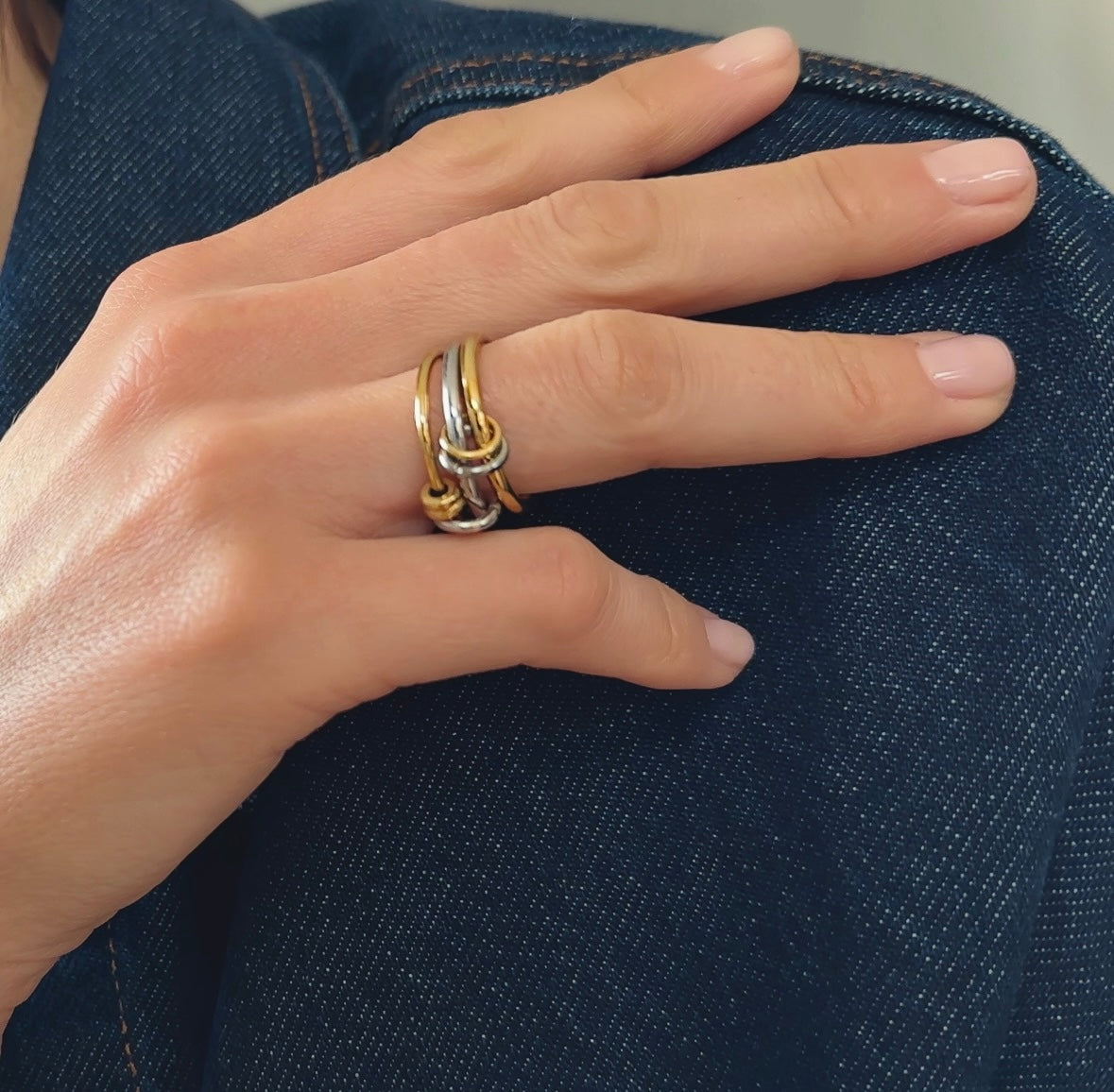 Linked Orbit Ring