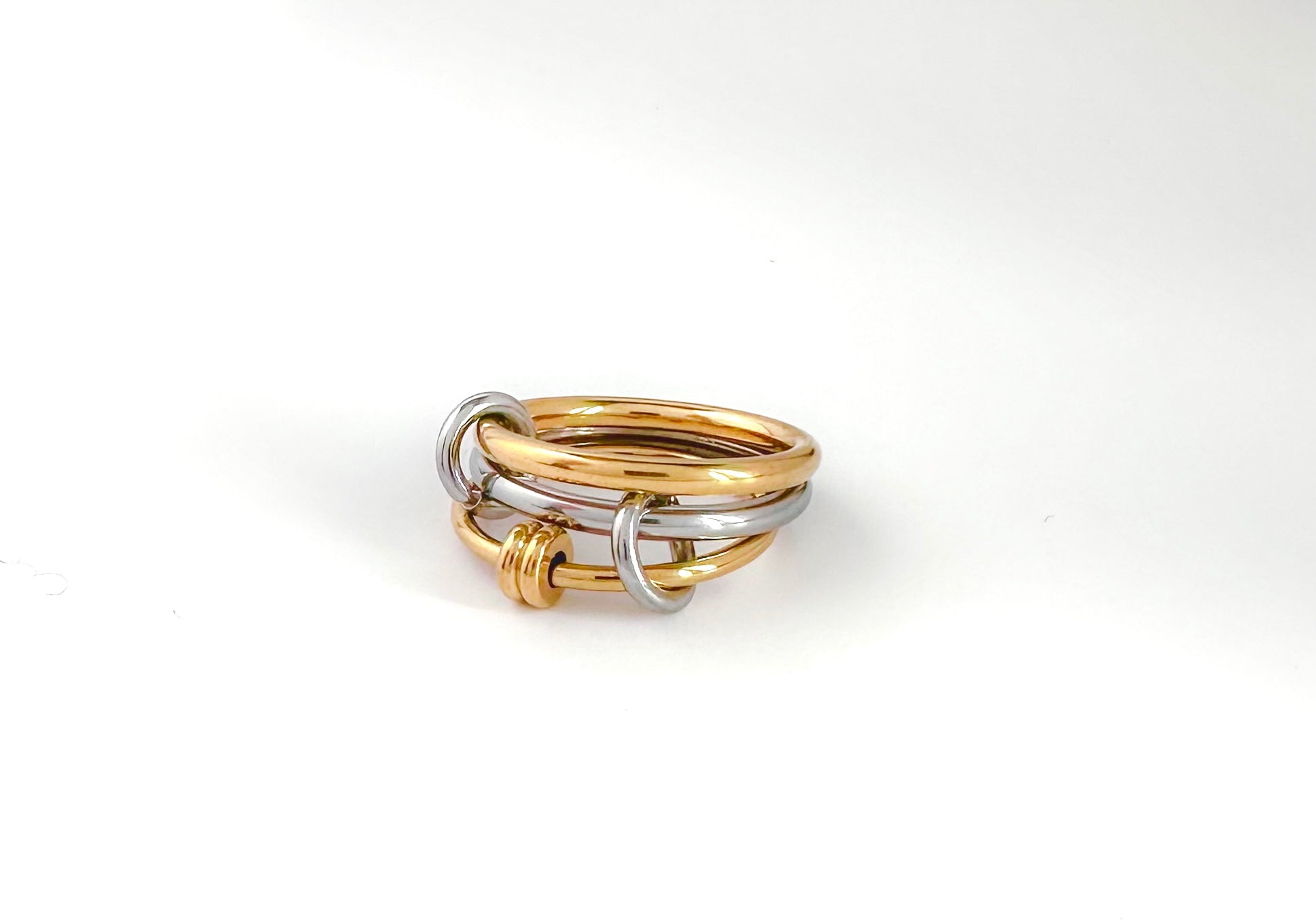 Linked Orbit Ring