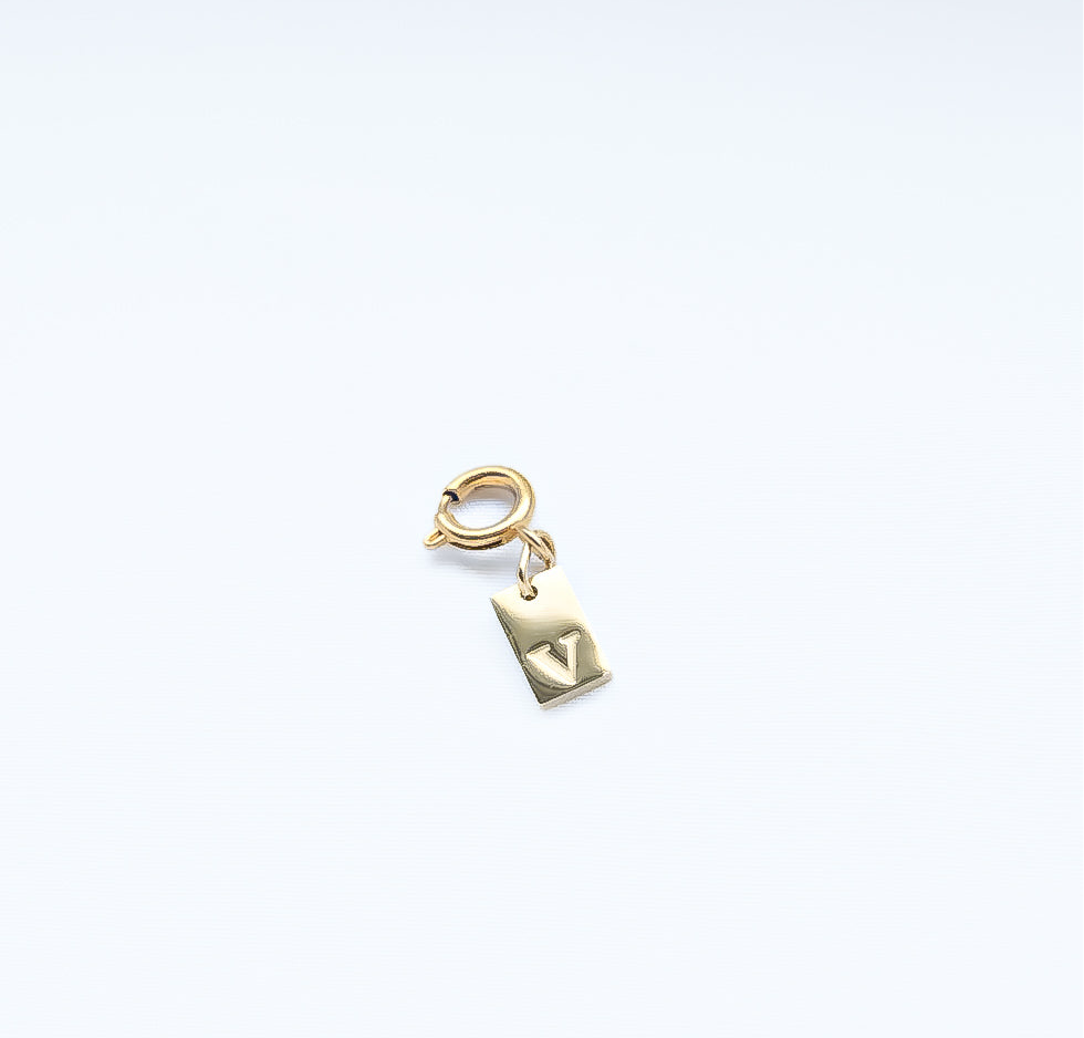 Initial Pendant Ariella Edit