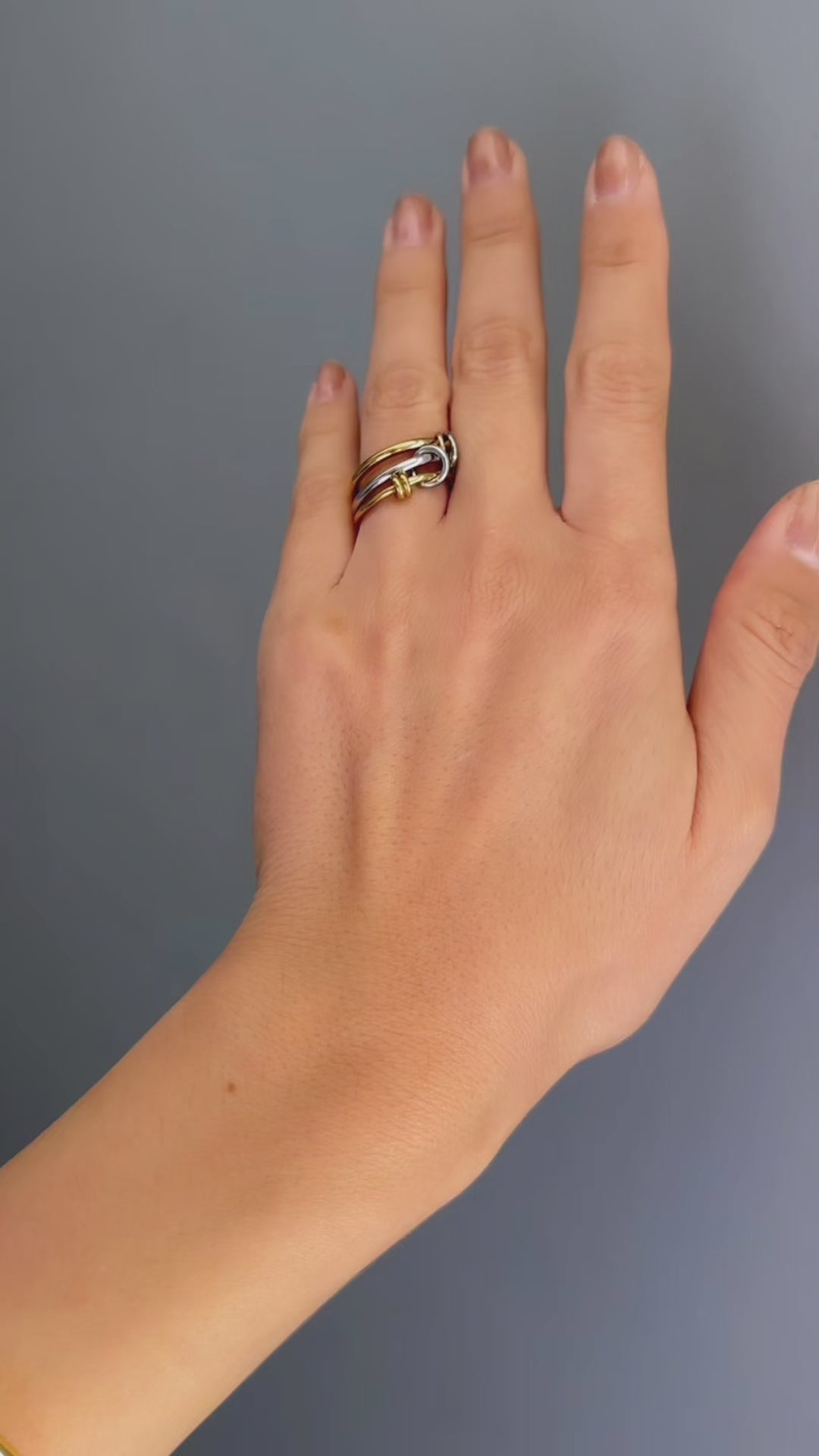 Linked Orbit Ring